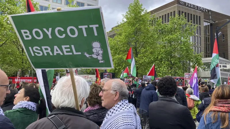 تجمع احتجاجي أمام مقر أولمبياد باريس 2024 للمطالبة بحظر مشاركة إسرائيل