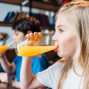 دراسة: شرب الأطفال المياه الغازية يسبب زيادة الوزن في العشرينات