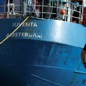إسقاط ملاحقات قضائية ضد طاقم سفينة تنقذ مهاجرين