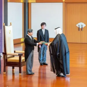 سفير خادم الحرمين الشريفين لدى طوكيو يسلم أوراق اعتماده لإمبراطور اليابان