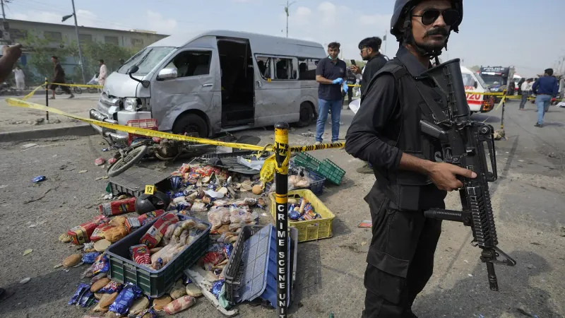 إصابة 3 أشخاص في هجوم انتحاري استهدف حافلة تقل عمالًا يابانيين في باكستان