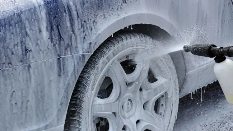 متى يجب عليك غسل ملح الطريق عن سيارتك في فصل الشتاء؟