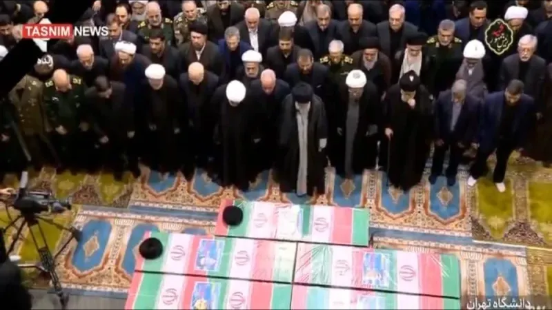 شاهد.. مسيرة لتشييع الرئيس الإيراني "إبراهيم رئيسي" ومرافقيه في طهران.. وأداء صلاة الجنازة على الجثامين