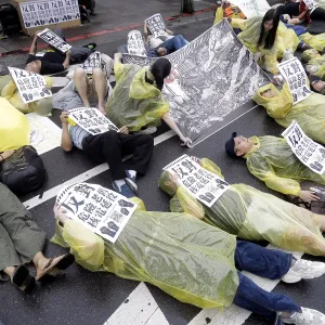 فيديو. 
            
    			مظاهرة ضد خطة الحكومة لتمديد استخدام محطة "مانشان" للطاقة النووية في جنوب تايوان