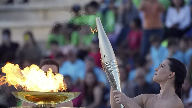 شاهد: تسليم شعلة دورة الألعاب الأولمبية رسميا إلى فرنسا