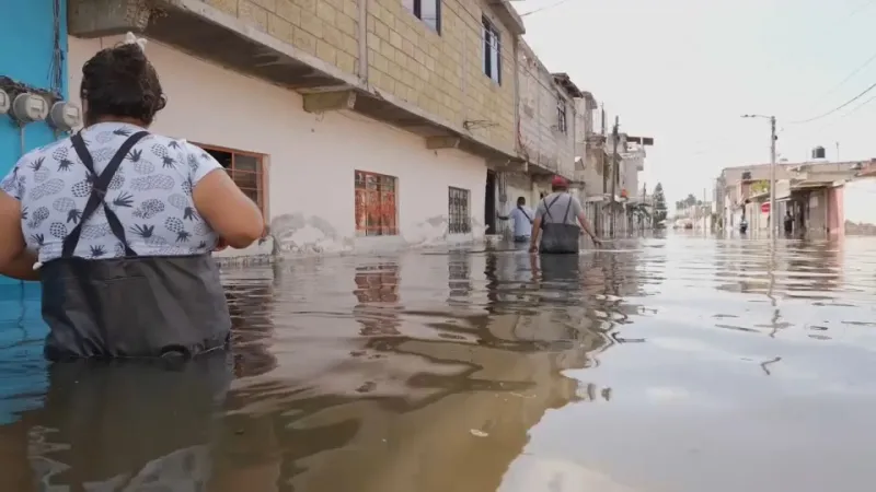 المكسيك: فيضانات وبنية تحتية مهترئة تُغرق مدينة تشالكو بمياه الصرف الصحي لأكثر من شهر