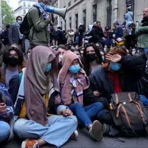 الشرطة تفصل بين مظاهرة طلابية مؤيدة للفلسطينيين وأخرى لإسرائيل في باريس