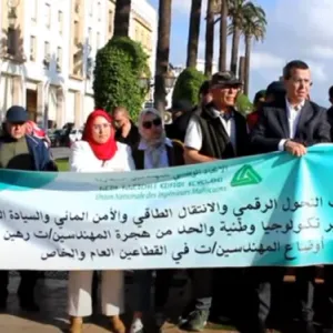 المهندسون المغاربة يحتجون أمام البرلمان ويرفعون شعارات الإصلاح في وجه الحكومة