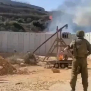 "سلاح من العصور الوسطى".. شاهد: إسرائيل تستخدم المنجنيق" لمهاجمة حزب الله