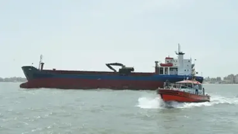 قناة السويس المصرية تعلن إنقاذ سفينة بضائع وطاقمها من الغرق