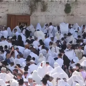 فيديو. 
            
    			مصلون يهود عند حائط البراق في ثالث أيام عيد الفصح