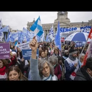 احتجاجًا على إجراءات التقشف الحكومية... المعلمون الأرجنتيون يضربون عن العمل