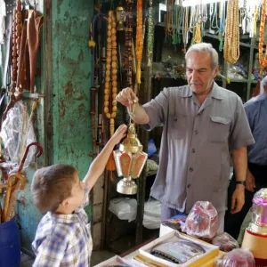 شاهد: سوق دير البلح في غزة يعج بالناس قبيل عيد الفطر المبارك