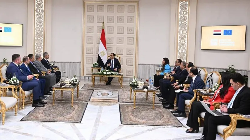 رئيس وزراء مصري يبحث مع شركة "في جروب" اليونانية أوجه التعاون المشترك