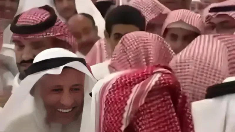 شاهد.. ازدحام وتدافع حول الداعية الكويتي عثمان الخميس أثناء زيارته لبريدة