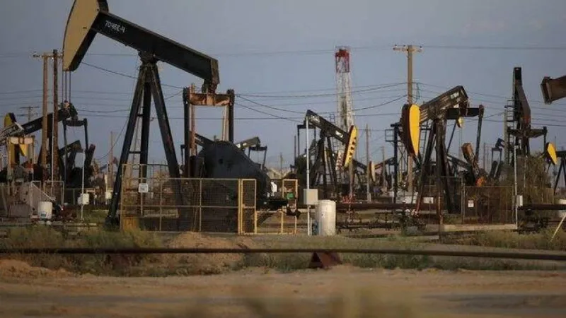 النفط قرب أعلى مستوى في شهرين وسط توقعات بارتفاع الطلب