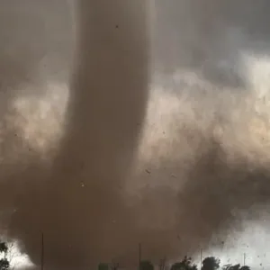 دمر المنازل واقتلع ما بطريقه.. فيديو يُظهر إعصارًا هائلًا يضرب ولاية تكساس