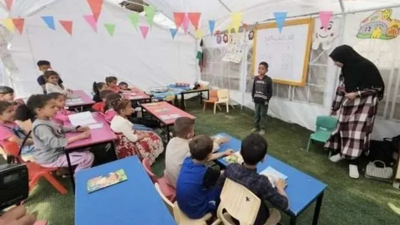 فصول لأطفال غزة في المخيمات.. «العلم سلاح جبار»