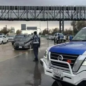 شرطة أبوظبي تناشد السائقين الالتزام بالقيادة الآمنة أثناء الأمطار والتقلبات الجوية