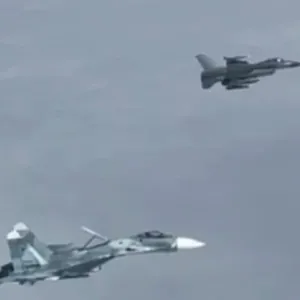 "سو-27" الروسية تطارد "إف – 16" الدنماركية في بحر البلطيق (فيديو)