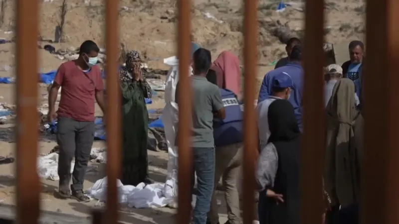 الفلسطينيون يواصلون البحث في المقابر الجماعية في خان يونس والبيت الأبيض يطالب إسرائيل بإجابات