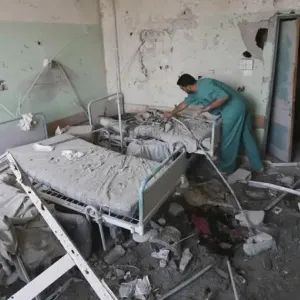 قوات الاحتلال تغلق مداخل مشفى "الأمل" بالسواتر الترابية
