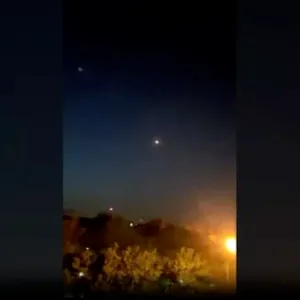 لحظة الهجوم الإسرائيلي داخل إيران.. فيديو يظهر ما حدث قرب قاعدة عسكرية في أصفهان