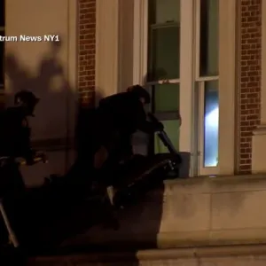 رغم تحصين المتظاهرين الأبواب.. شاهد كيف دخلت شرطة نيويورك مبنى جامعة كولومبيا