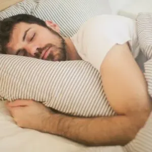 ما هي طريقة النوم بعد خلع الكتف؟