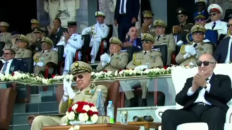 رئيس الجمهورية يتابع عروضا مُبهرة بالأكاديمية العسكرية لشرشال