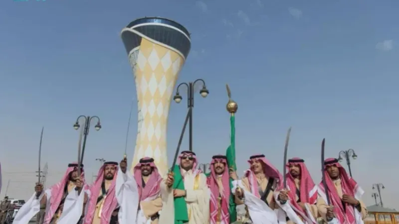 الأمير فيصل بن خالد سلطان يشارك بالعرضة السعودية احتفاءً بعيد الفطر