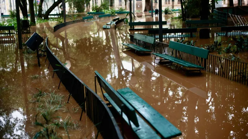 56 قتيلاً وعشرات المفقودين جراء فيضانات دمرت مئات القرى والجسور والمحطات الحرارية بجنوب البرازيل