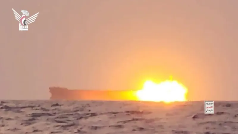 بزورق "طوفان المدمر".. فيديو استهداف سفينة في البحر الأحمر ينشره المتحدث باسم الحوثيين