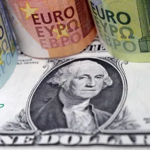 اليورو يهبط بعد دعوة ماكرون إلى انتخابات مبكرة