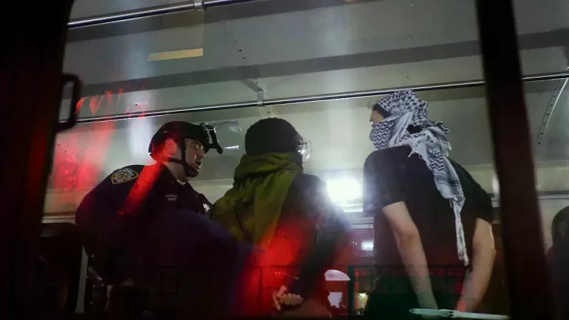 فيديو: شرطة نيويورك تقتحم جامعة كولومبيا وتفض اعتصام قاعة هاميلتون وتعتقل عشرات الطلاب https://arabic.euronews.com/2024/05/01/usa-officers-taken-prote...