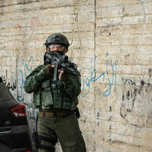 وسائل إعلام إسرائيلية: طعن مستوطن شمالي القدس واعتقال المشتبه بالاعتداء (فيديو)