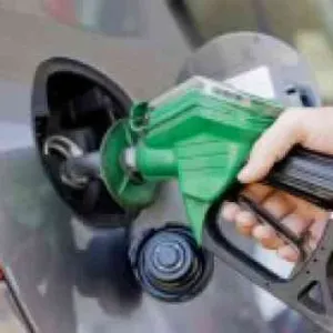 النفط النيابية تتوعد بمقاضاة وزارة النفط بسبب رفع أسعار "البنزين"