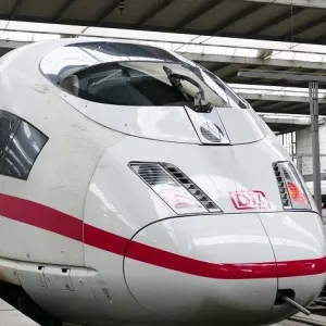 مسافر يوقف قطاراً في ألمانيا بتصرف خطير