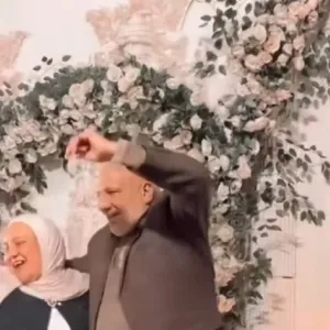 «لينا رقصة».. زوجان مسنان يسترجعان ذكرياتهما في حفل زفاف أحد أقاربهما