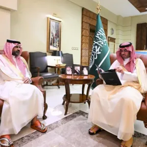 الأمير سعود بن جلوي يستقبل رئيس جامعة جدة ويكرّم الطلاب والطالبات الفائزين في مسار "تحدي التقنية"