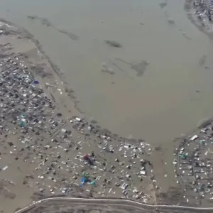 شاهد: فيضانات كارثية هائلة تجبر آلاف السكان على إخلاء بيوتهم في كورغان الروسية