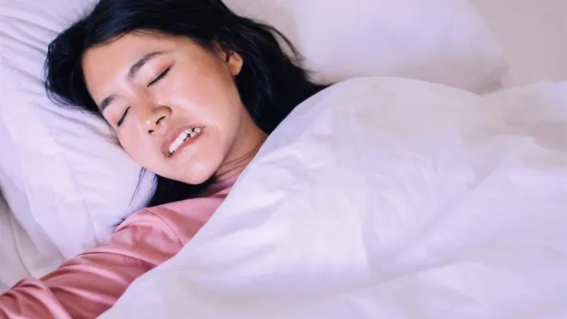 طبيبة تحذر من هذه العادة أثناء النوم: تدمر الأسنان