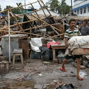 إعصار يترك الملايين في الهند وبنغلادش في ظلام دامس
