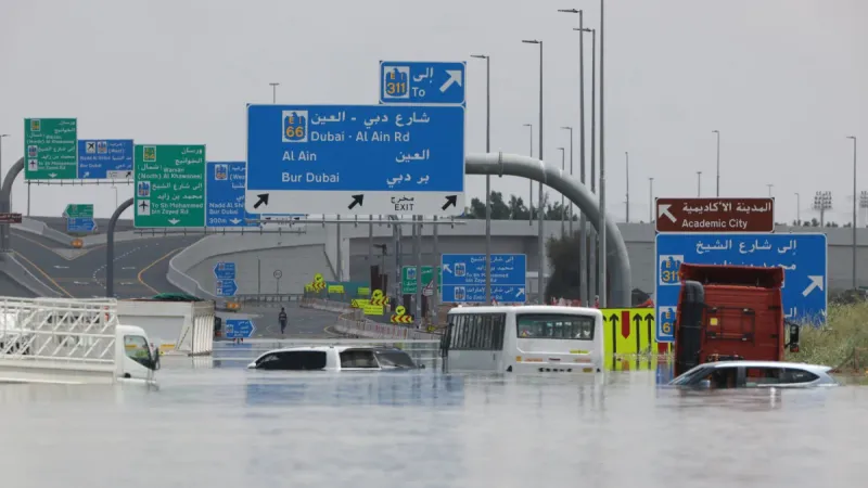طيران الإمارات تحتاج وقتاً لإنهاء الأعمال المتراكمة بسبب الفيضانات