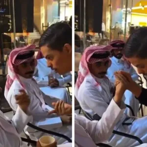 بالفيديو: شاب مصاب بـ"متلازمة داون" يصفع آخر على وجهه وسط زملائه في مقهى.. شاهد ردة فعل الأخير