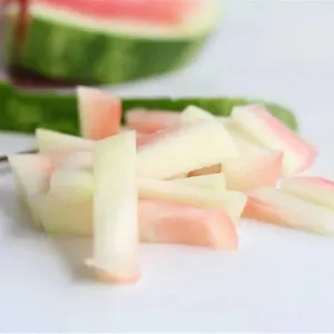 ماذا يحدث لجسمك عند تناول الطبقة البيضاء في البطيخ؟