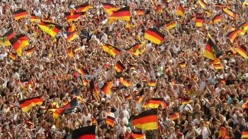 عازف الساكسفون يشعل الأجواء.. حشد جماهيري لألمانيا قبل موقعة الدنمارك (فيديو)