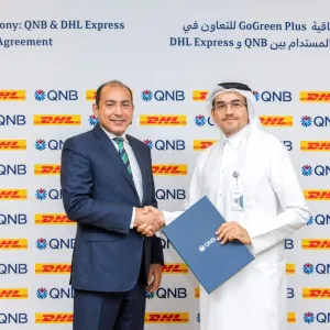 "مجموعة QNB" توقع اتفاقية مع "دي إتش إل إكسبريس" لاستخدام وقود الطيران المستدام لتعزيز حلول الشحن