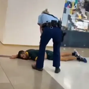 شاهد.. لحظة مقتل منفذ هجوم سيدني بالرصاص على يد شرطية أسترالية داخل مركز تجاري