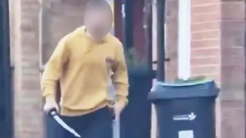بالفيديو| شاب يحمل سيفاً يثير الفزع في لندن.. وسكان يروون لحظات الرعب